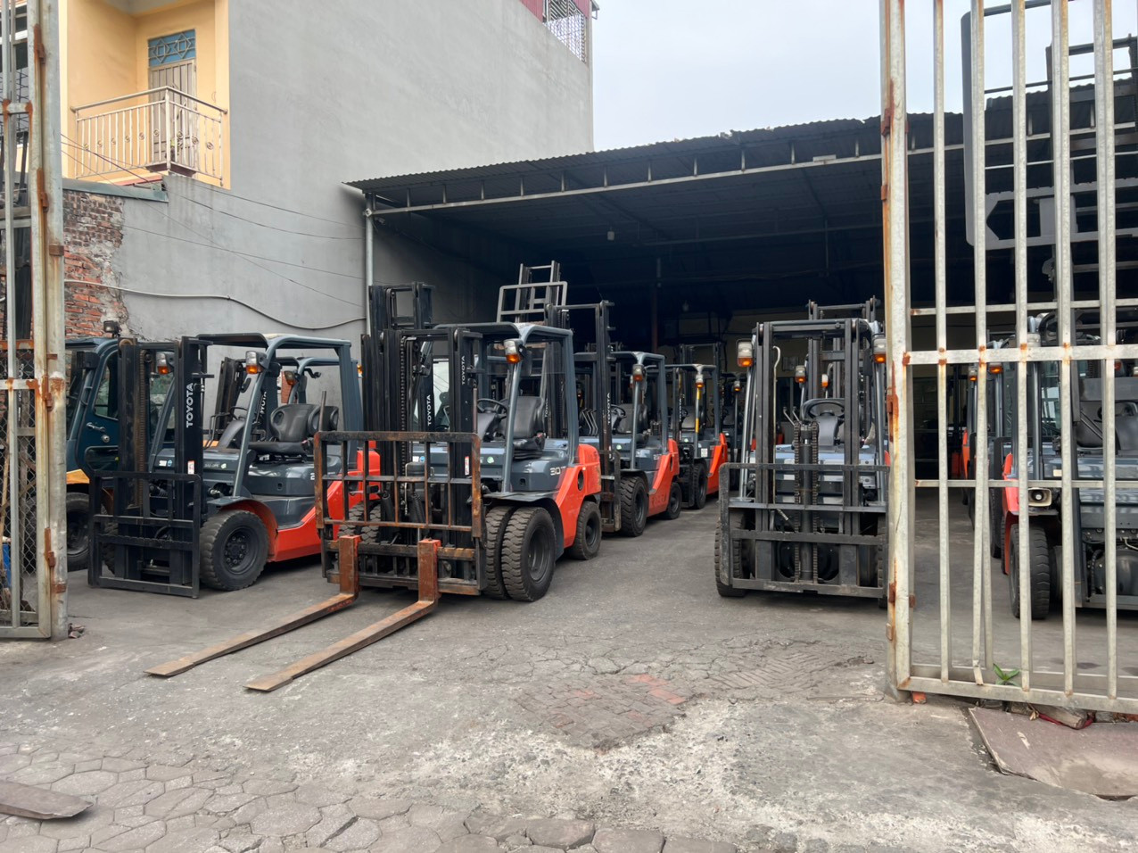 Đội xe và kỹ thuật dịch vụ xe nâng VILEGE
