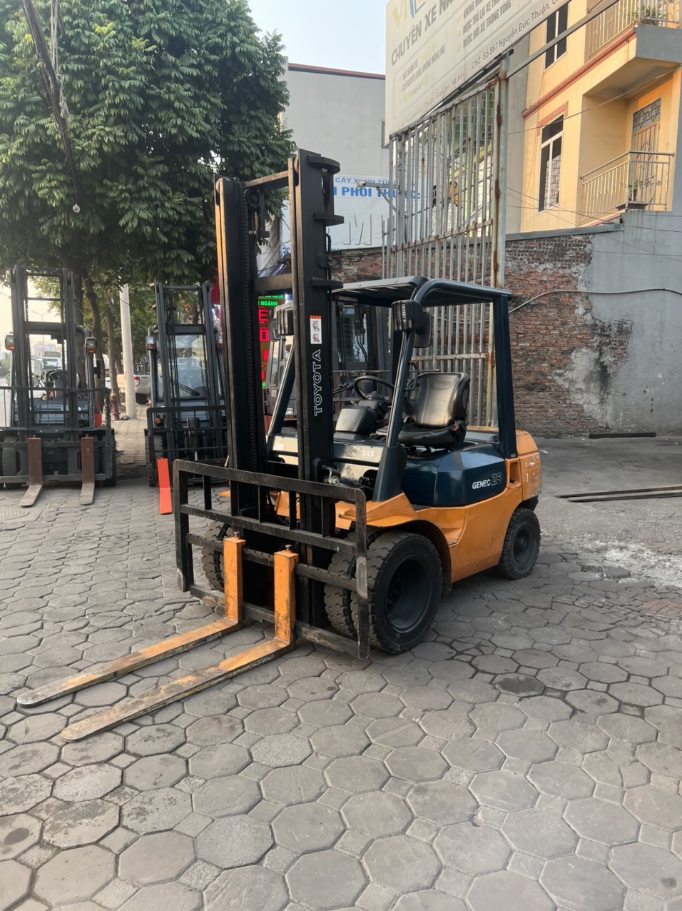 Xe nâng 2,5 tấn số sàn