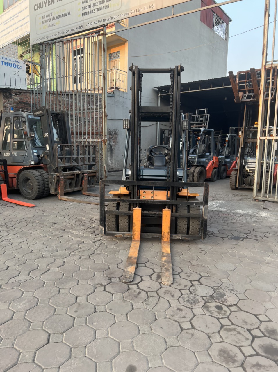 Xe nâng 2,5 tấn số sàn - Image 4