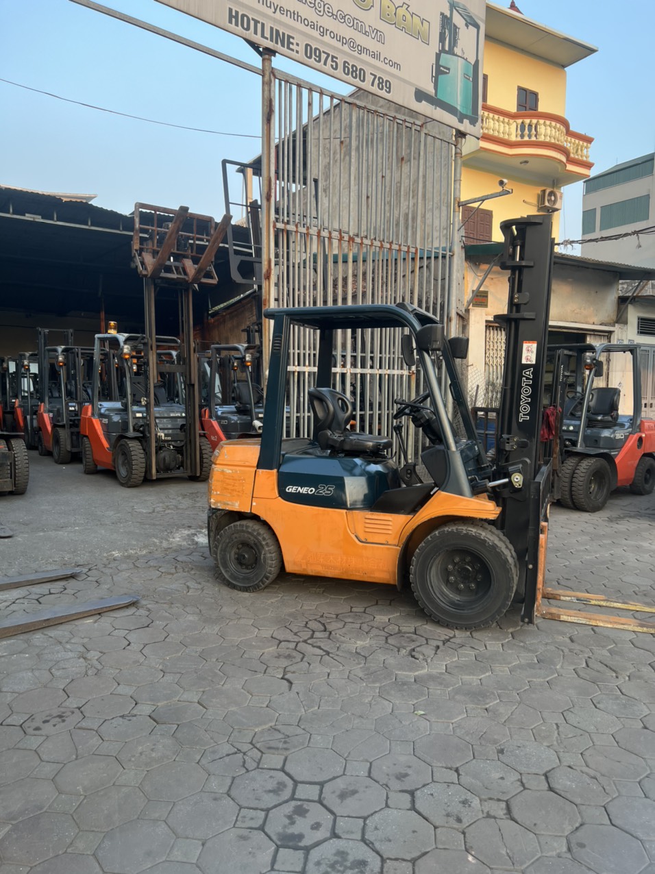 Xe nâng 2,5 tấn số sàn - Image 5